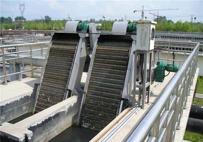 Bar screen mekanis yang terpasang di saluran masuk terbuka pada instalasi pengolahan air limbah