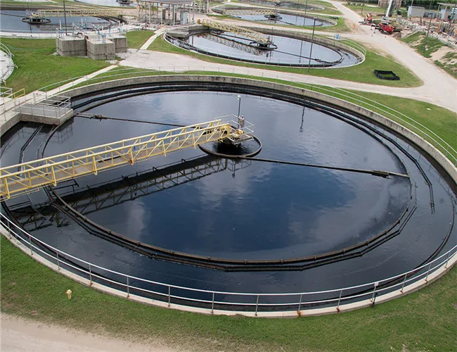 Tampak udara clarifier bundar di sebuah instalasi pengolahan air limbah