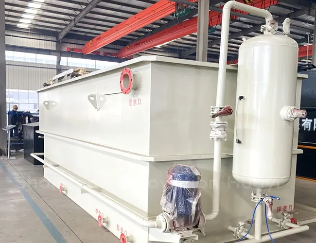 Horizontal-flow dissolved air flotation unit with pressurised saturator vessel and recycle pipework