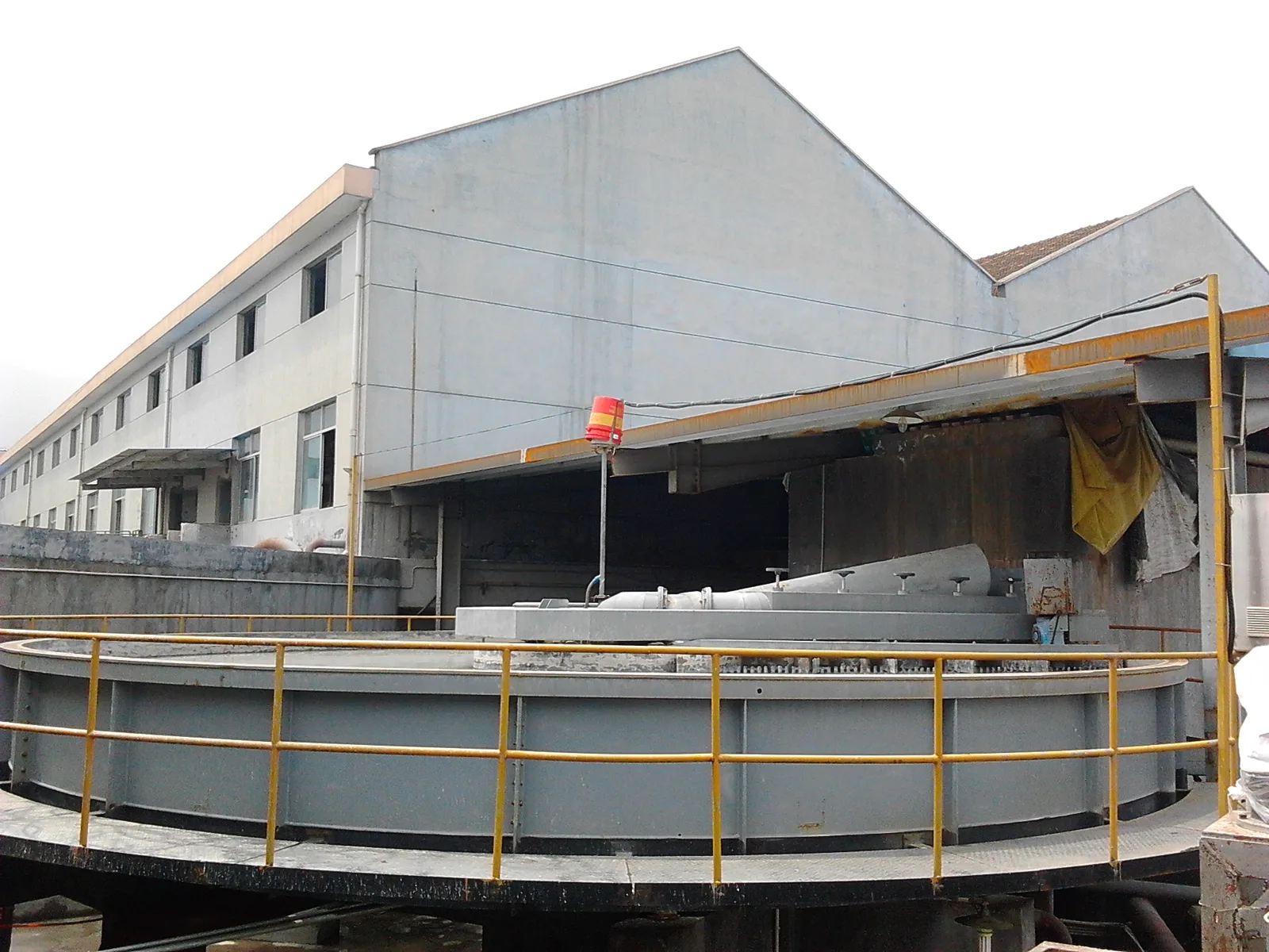 Shallow air flotation tank