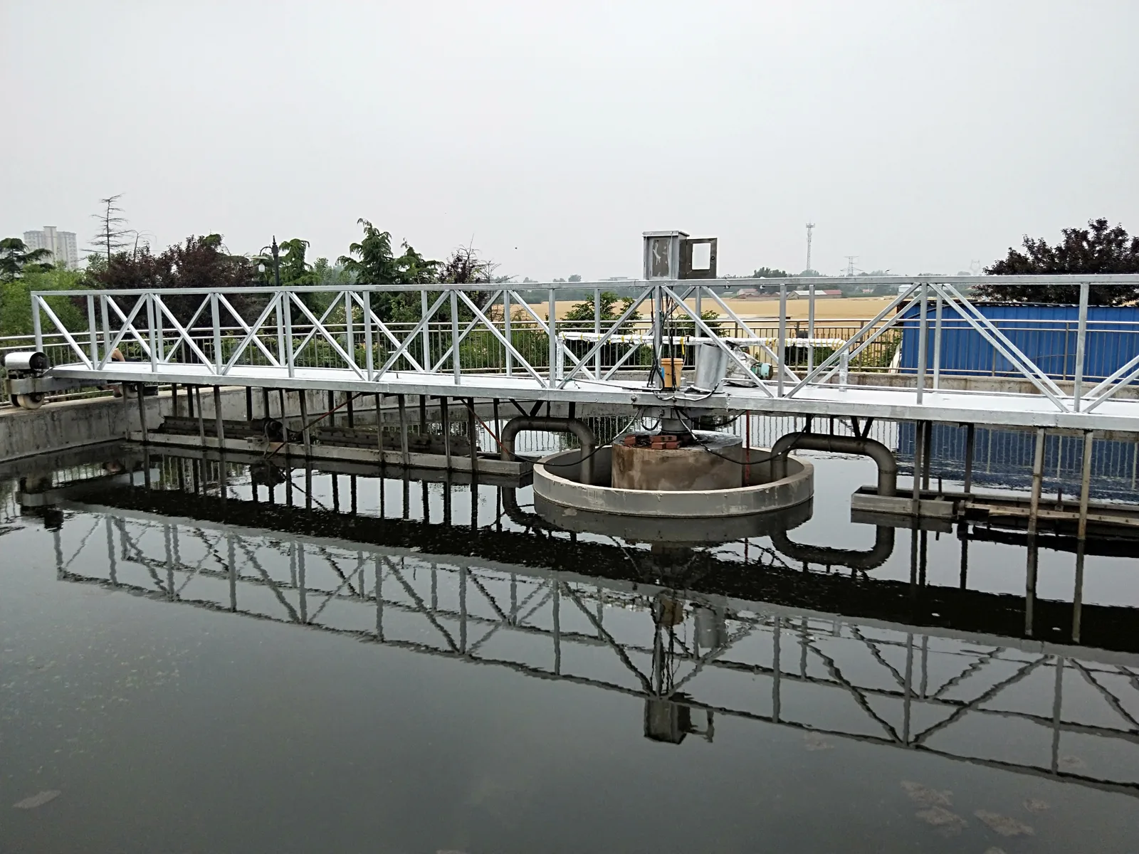 Puente raspador de lodos sobre un tanque de sedimentación